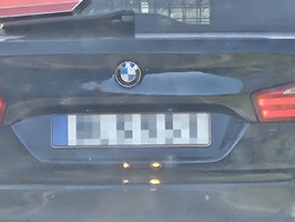 Wir hatten uns gewundert über langsam fahrende Autos ohne Kennzeichen. Die Lösung: Jugendliche in Schweden dürfen auf Landstraßen schon mit 15 Jahren Auto fahren - aber nicht schneller als 30 Kilometer pro Stunde.